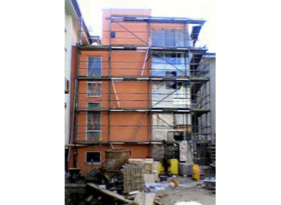 Das Treppenhaus, bereits mit Fenstern und fertiger Fassade