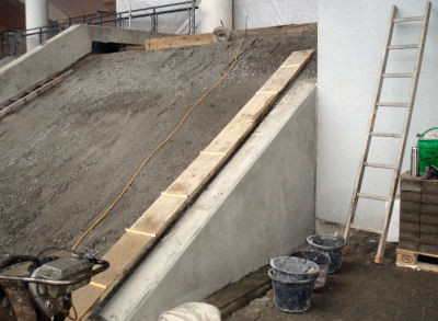Nachdem wir im Herbst 2011 die Vorarbeiten durch den Umbau der Treppenanlage im Unterrang realisiert haben, durften wir danach die bautechnisch anspruchsvolle Anbindung des Oberrangs durch einen Laufsteg ausführen.