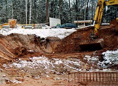 Beginn der Arbeiten im Herbst 1999 – Abbruch der bestehenden Becken und Aushub der Baugrube für die neue Anlage.