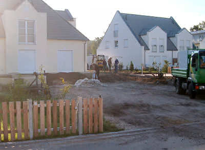 Das Grundstück vor Baubeginn – inmitten eines neu angelegten Wohngebietes.